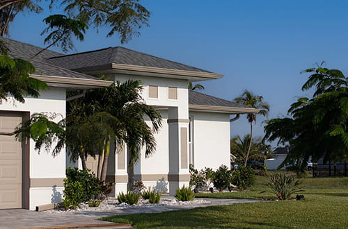 Custom Home in Cape Coral, Florida - Villa mit Palmen, grüner Wiese